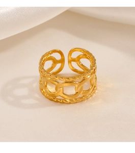 Detail eines vergoldeten dreilagigen Kettengliedrings auf weichem cremefarbenem Stoff