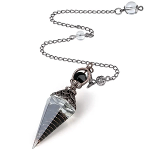 Pendentif orgonite en améthyste naturelle et spirale de cuivre sur fond blanc