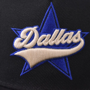 Détail macro de la broderie 3D Dallas avec étoile bleue sur casquette de baseball en coton