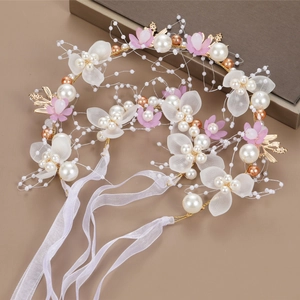 Detailansicht des handgefertigten Blumen-Stirnbands mit Perlen und Organza-Bändern