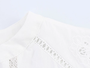 Dettaglio della camicia bianca in cotone con ricami traforati e pizzo pregiato