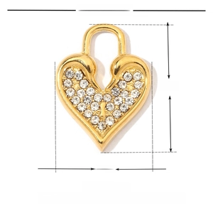 Vue détaillée des paramètres du pendentif cœur doré avec strass en acier