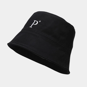 Gros plan détaillé de la broderie P blanche sur un chapeau bob en toile de coton noir