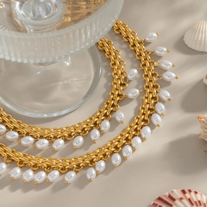 Élégant collier multicouche plaqué or 18K avec perles blanches et décor de coquillage