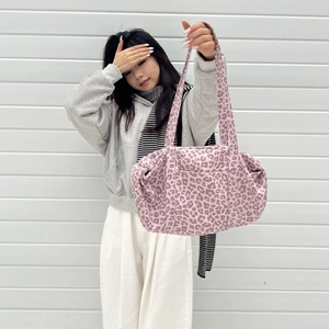 Dettaglio della borsa tote con stampa leopardata rosa e manici ad alta capacità