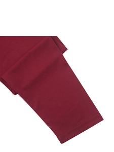 Détail de la manche du chemisier Henley bordeaux montrant l'ourlet et la texture du tricot