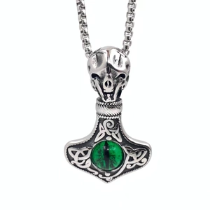 Collier marteau de Thor viking avec crâne et pierre œil de démon verte sur blanc