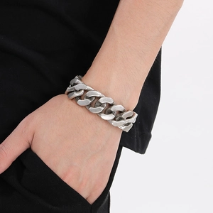 Détail du bracelet chaîne gourmette 20mm en argent vieilli sur poignet masculin