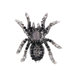 Makroansicht der Vintage Spinne Brosche mit schwarzen Strasssteinen und Katzenaugenstein