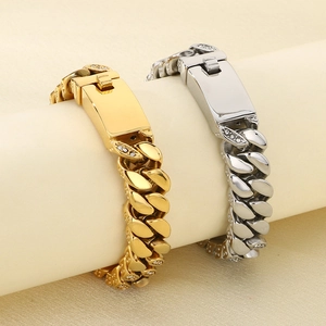 Détail des bracelets gourmettes en or 18 carats et argent avec incrustations de zircons