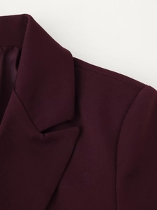 Détail du revers à encoche et de la texture tissée d'un blazer élégant bordeaux