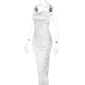 Detailaufnahme von weißem Satin-Midikleid mit feiner Spitzenstickerei an der Seite des Kleids