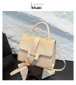 Detail der khakifarbenen PU-Handtasche mit Krokodilleder-Prägung und goldenen Beschlägen