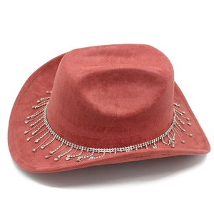 Détail d'un chapeau de cow-boy en suédine rose poudré avec bordure à franges en strass