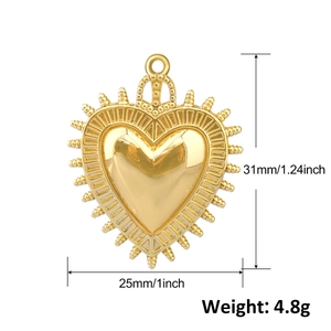 Macro detail of gold-plated heart pendant with dimensions 31x25mm and 4.8g weight
