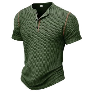 Détail du tissu gaufré vert forêt avec coutures orange contrastées et boutons noirs
