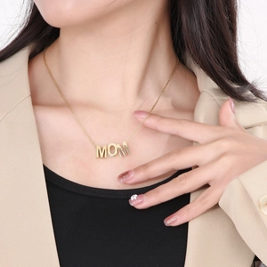 Collier avec pendentif lettres MOM en or poli pour femme porté pour la fête des mères