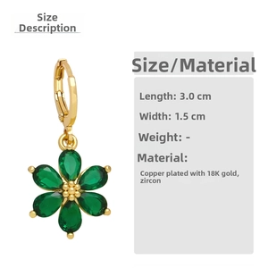 Detailansicht der 18K vergoldeten Zirkonia-Blumenohrringe mit 3,0 cm Längenangaben
