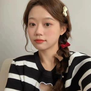 Détail d'un ensemble de quatre barrettes à cheveux en velours beige, rouge, brun et noir