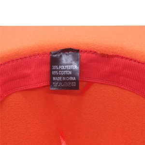 Détail de l'étiquette intérieure du chapeau orange indiquant la composition coton polyester