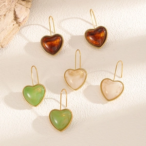 Boucles d'oreilles cœur en acier inoxydable ambre, vert et crème à crochets dorés