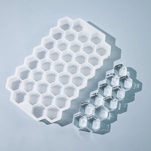 Détail du moule à glaçons en silicone à 37 alvéoles hexagonales pour le whisky