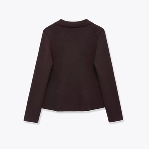 Blazer en maille marron chocolat à manches longues, vue de dos sur fond blanc pur