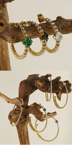 Détail d'une parure de bijoux plaqués or 18k avec pierres carrées sur branches en bois