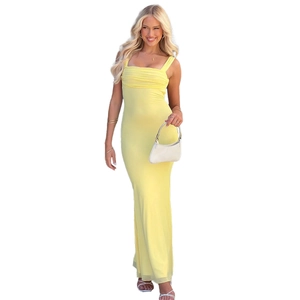 Elegante abito lungo aderente giallo tenue senza maniche con scollatura a pieghe