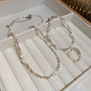 Ensemble bijoux perles argentées avec collier, bracelet et bague dans un coffret en velours