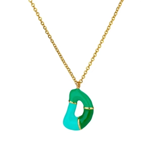 Dettaglio della collana con pendente lettera D in smalto multicolore e catena in metallo dorato