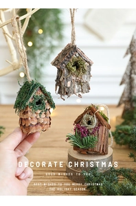 Détails de nichoirs de Noël en bois avec de la mousse naturelle et des aiguilles de pin