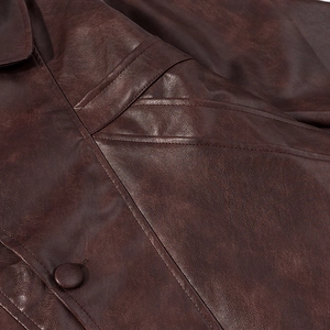 Veste rétro en cuir marron foncé pour femme avec revers vintage et détails de couture