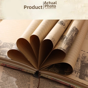 Primo piano delle pagine di un taccuino in carta kraft vintage piegate a ventaglio