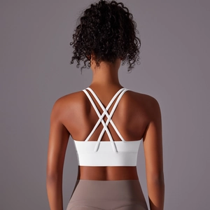 Dettaglio posteriore del reggiseno sportivo bianco con spalline incrociate e fascia ampia