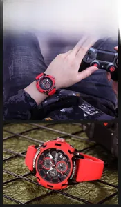 Macro d'une montre chronographe MEGIR avec bracelet en caoutchouc rouge et cadran précis