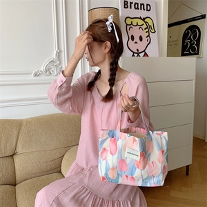 Détail du sac cabas en toile à fleurs avec tulipes roses et étiquette Love Sozakka
