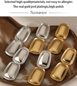 Detail von gold- und silbernen quadratischen Creolen mit poliertem PVD-Finish