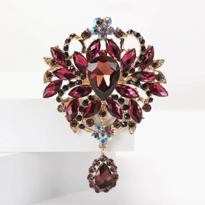 Broche vintage dorée avec de grands strass bordeaux et des cristaux colorés
