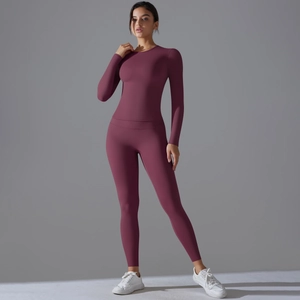 Détail de l'ensemble de yoga bordeaux sans couture avec legging taille haute et haut long