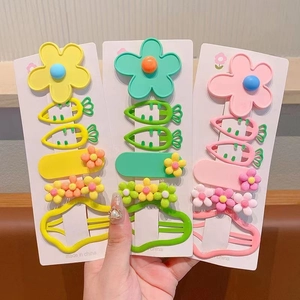 Détails de sets de barrettes colorées fleurs et carottes présentés sur carte