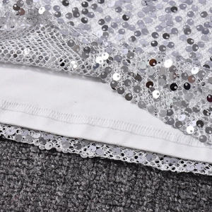 Détails de paillettes argentées scintillantes sur tissu en maille avec doublure blanche