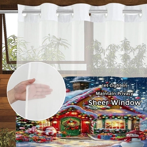 Detail des Weihnachts-Duschvorhangs mit Metallösen und halbtransparentem Stoffgewebe