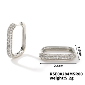Dettagli di orecchini a cerchio quadrati argento con zirconi e misure 2,4cm x 1,6cm