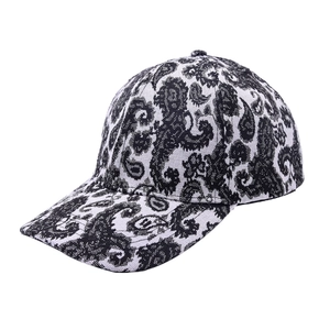 Détail du motif cachemire noir et blanc sur une casquette de baseball à 6 panneaux