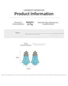 Vue détaillée des boucles d'oreilles vintage à pompons avec perles bleues et strass brillants