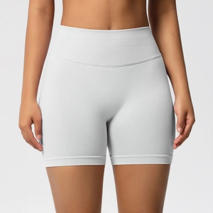 Gros plan sur le short de sport blanc taille haute sans couture avec ceinture côtelée
