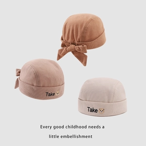 Bonnets en velours côtelé pour bébés en caramel et rose avec broderie d'ours mignonne