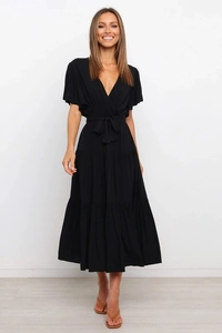 Detalle de cuello en V y lazo en la cintura de un vestido bohemio negro de capas corto