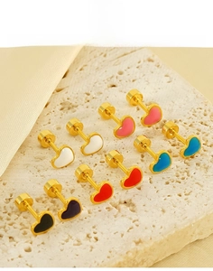 Lot de puces d'oreilles cœur en acier titane en six couleurs sur pierre minérale